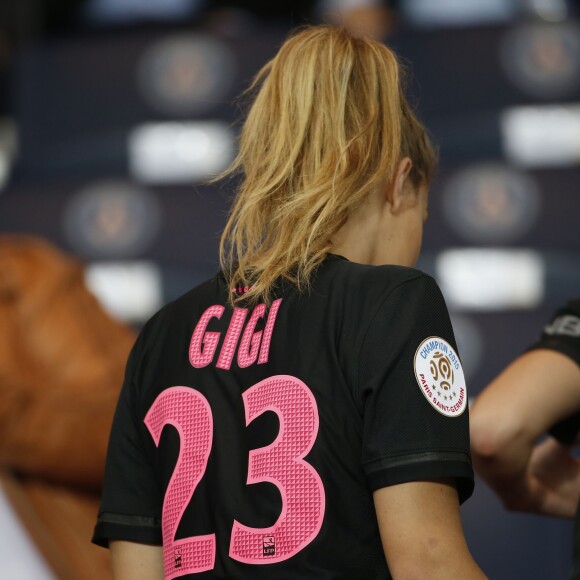 Kendall Jenner et sa complice Gigi Hadid ont assisté au match opposant le PSG et l'Olympique de Marseille au Parc des Princes à Paris, le 4 octobre 2015