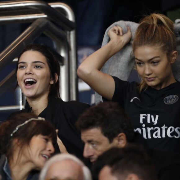Kendall Jenner et sa complice Gigi Hadid ont assisté au match opposant le PSG et l'Olympique de Marseille au Parc des Princes à Paris, le 4 octobre 2015
