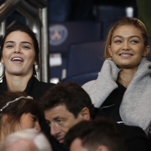 Kendall Jenner et sa complice Gigi Hadid ont assisté au match opposant le PSG et l'Olympique de Marseille au Parc des Princes à Paris, le 4 octobre 2015