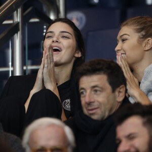 Kendall Jenner et sa complice Gigi Hadid ont assisté au match opposant le PSG et l'Olympique de Marseille au Parc des Princes à Paris, le 4 octobre 2015