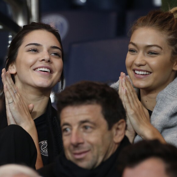 Kendall Jenner et Gigi Hadid ont assisté au match opposant le PSG et l'Olympique de Marseille au Parc des Princes à Paris, le 4 octobre 2015