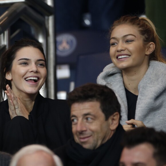 Kendall Jenner et sa complice Gigi Hadid ont assisté au match opposant le PSG et l'Olympique de Marseille au Parc des Princes à Paris, le 4 octobre 2015