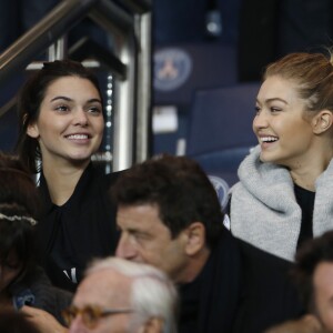 Kendall Jenner et sa complice Gigi Hadid ont assisté au match opposant le PSG et l'Olympique de Marseille au Parc des Princes à Paris, le 4 octobre 2015