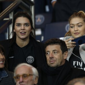 Kendall Jenner et sa complice Gigi Hadid ont assisté au match opposant le PSG et l'Olympique de Marseille au Parc des Princes à Paris, le 4 octobre 2015