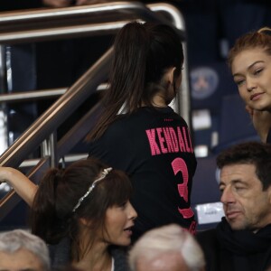 Kendall Jenner et sa complice Gigi Hadid ont assisté au match opposant le PSG et l'Olympique de Marseille au Parc des Princes à Paris, le 4 octobre 2015