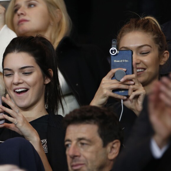 Kendall Jenner et sa complice Gigi Hadid ont assisté au match opposant le PSG et l'Olympique de Marseille au Parc des Princes à Paris, le 4 octobre 2015