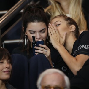 Kendall Jenner et sa complice Gigi Hadid ont assisté au match opposant le PSG et l'Olympique de Marseille au Parc des Princes à Paris, le 4 octobre 2015