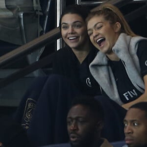 Kendall Jenner et sa complice Gigi Hadid ont assisté au match opposant le PSG et l'Olympique de Marseille au Parc des Princes à Paris, le 4 octobre 2015