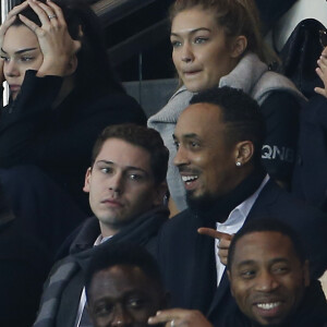 Kendall Jenner et sa complice Gigi Hadid ont assisté au match opposant le PSG et l'Olympique de Marseille au Parc des Princes à Paris, le 4 octobre 2015