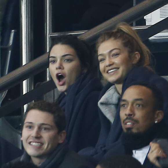 Kendall Jenner et sa complice Gigi Hadid ont assisté au match opposant le PSG et l'Olympique de Marseille au Parc des Princes à Paris, le 4 octobre 2015