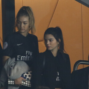 Kendall Jenner et sa complice Gigi Hadid ont assisté au match opposant le PSG et l'Olympique de Marseille au Parc des Princes à Paris, le 4 octobre 2015