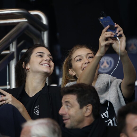 Kendall Jenner et sa complice Gigi Hadid ont assisté au match opposant le PSG et l'Olympique de Marseille au Parc des Princes à Paris, le 4 octobre 2015