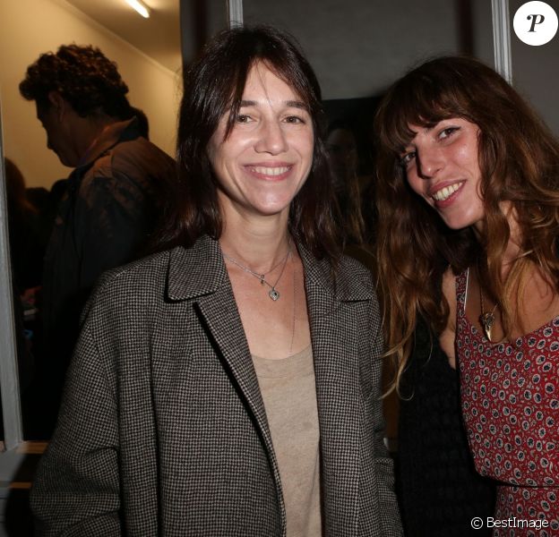 Lou Doillon et Charlotte Gainsbourg - Paris le 25 septembre 2013 - Inauguration de la galerie cinema de Anne Dominique Toussaint et vernissage de l'exposition "Point of View" de Kate Barry