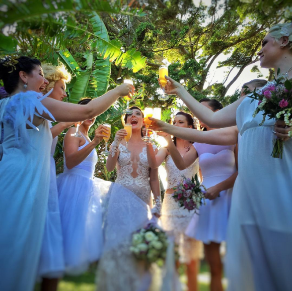Calico Cooper et ses demoiselles d'honneur portant un toast. Photo Instagram du mariage de Calico Cooper, fille du rockeur Alice Cooper, et de Jed Williams le 4 septembre 2015 à Maui, Hawaï. #jedandcalico2015