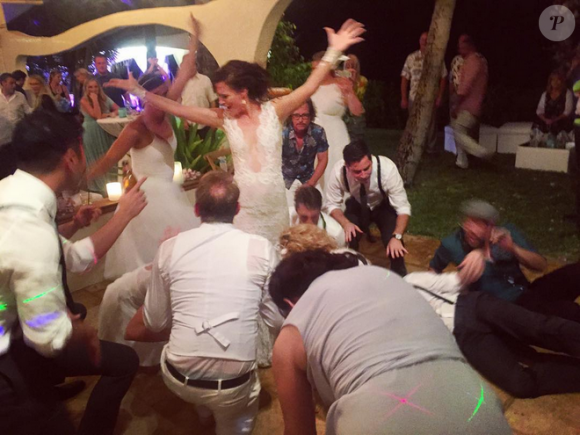 Ambiance ! Photo Instagram du mariage de Calico Cooper, fille du rockeur Alice Cooper, et de Jed Williams le 4 septembre 2015 à Maui, Hawaï. #jedandcalico2015