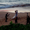 Les mariés en shooting avec Chris J. Evans sur la plage de Keawakapu. Photo Instagram du mariage de Calico Cooper, fille du rockeur Alice Cooper, et de Jed Williams le 4 septembre 2015 à Maui, Hawaï. #jedandcalico2015