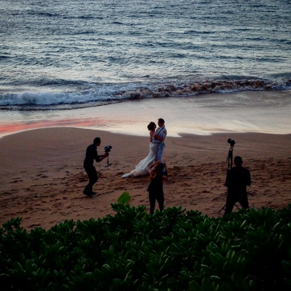 Les mariés en shooting avec Chris J. Evans sur la plage de Keawakapu. Photo Instagram du mariage de Calico Cooper, fille du rockeur Alice Cooper, et de Jed Williams le 4 septembre 2015 à Maui, Hawaï. #jedandcalico2015