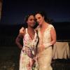La mariée et une amie. Photo Instagram du mariage de Calico Cooper, fille du rockeur Alice Cooper, et de Jed Williams le 4 septembre 2015 à Maui, Hawaï. #jedandcalico2015