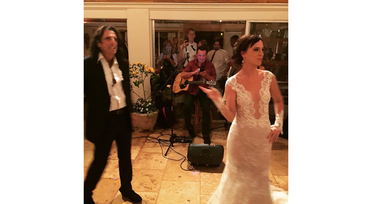 Vidéo : Alice et Calico Cooper. Photo Instagram du mariage de Calico ...