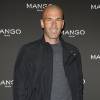 L'an­cien foot­bal­leur Zinédine Zidane devient l'égé­rie de la ligne mascu­line "Mango Man" pour le prin­temps-été 2015 au Studio Pin-Up à Paris le 5 octobre 2015.