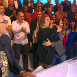 Clara Morgane, enceinte, sur le plateau de Touche pas à mon poste sur D8, le 5 octobre 2015.