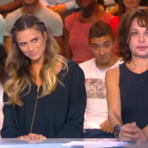 Clara Morgane, enceinte, sur le plateau de Touche pas à mon poste sur D8, le 5 octobre 2015.
