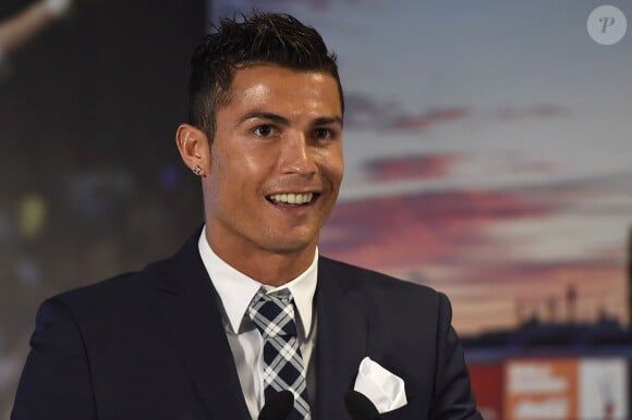 Cristiano Ronaldo reçoit un prix après avoir égalé le plus grand nombre de buts sous le maillot du Real Madrid (323) le 2 octobre 2015 à Madrid.