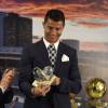 Florentino Perez et Cristiano Ronaldo - Cristiano Ronaldo reçoit un prix après avoir égalé le plus grand nombre de buts sous le maillot du Real Madrid (323) le 2 octobre 2015 à Madrid.