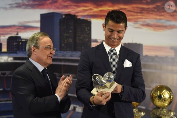 Florentino Perez et Cristiano Ronaldo - Cristiano Ronaldo reçoit un prix après avoir égalé le plus grand nombre de buts sous le maillot du Real Madrid (323) le 2 octobre 2015 à Madrid.
