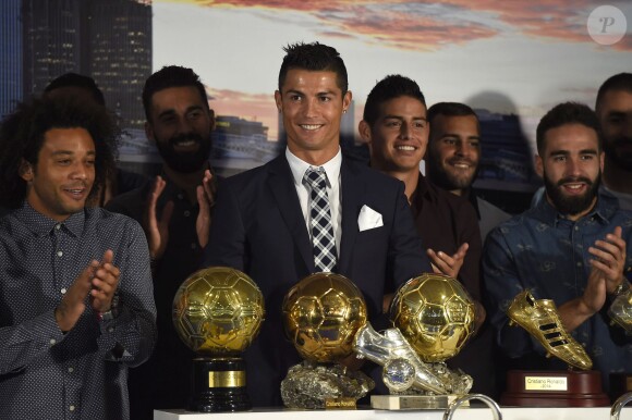 Cristiano Ronaldo reçoit un prix devant ses coéquipiers après avoir égalé le plus grand nombre de buts sous le maillot du Real Madrid (323) le 2 octobre 2015 à Madrid.