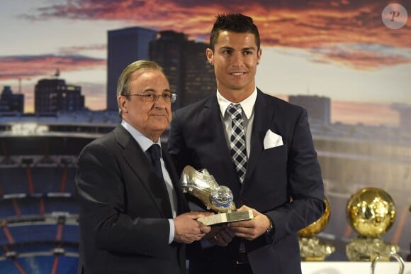Florentino Perez et Cristiano Ronaldo - Cristiano Ronaldo reçoit un prix devant ses coéquipiers après avoir égalé le plus grand nombre de buts sous le maillot du Real Madrid (323) le 2 octobre 2015 à Madrid.