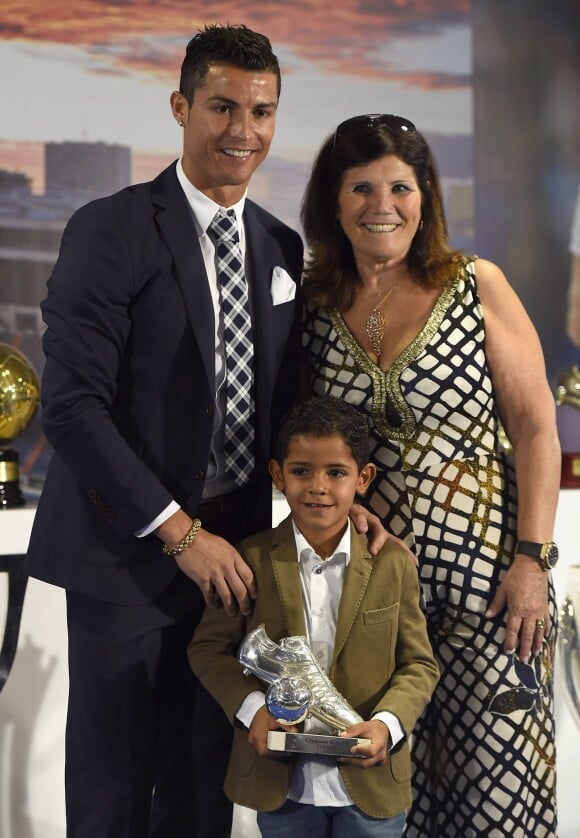 Cristiano Ronaldo, son fils Cristiano Jr et sa mère Maria Dolores dos Santos Aveiro - Cristiano Ronaldo reçoit un prix devant ses coéquipiers après avoir égalé le plus grand nombre de buts sous le maillot du Real Madrid (323) le 2 octobre 2015 à Madrid.