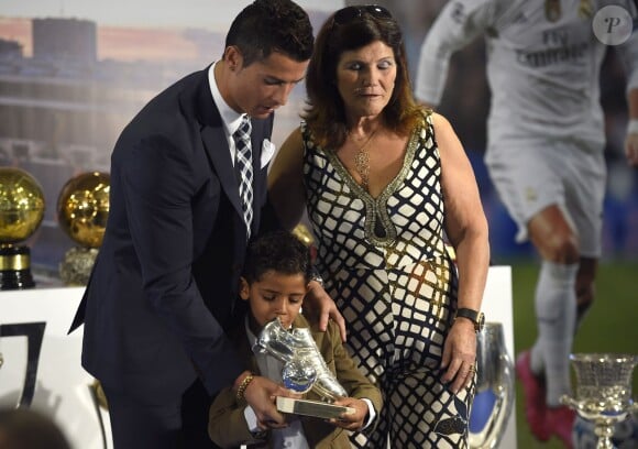 Le footballeur Cristiano Ronaldo, son fils Cristiano Jr et sa mère Maria Dolores dos Santos Aveiro - Cristiano Ronaldo reçoit un prix devant ses coéquipiers après avoir égalé le plus grand nombre de buts sous le maillot du Real Madrid (323) le 2 octobre 2015 à Madrid.