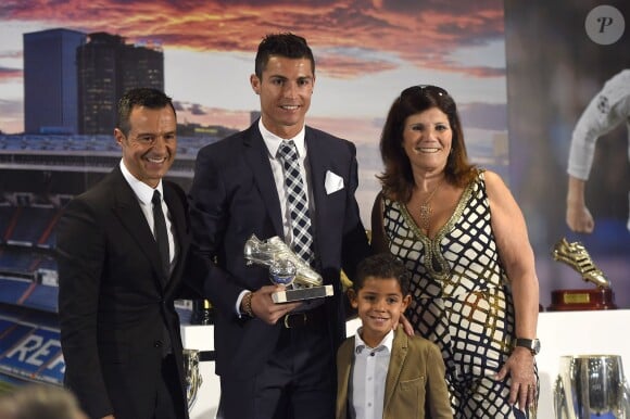 Jorge Mendes, Cristiano Ronaldo son fils Cristiano Jr et sa mère Maria Dolores dos Santos Aveiro - Cristiano Ronaldo reçoit un prix devant ses coéquipiers après avoir égalé le plus grand nombre de buts sous le maillot du Real Madrid (323) le 2 octobre 2015 à Madrid.