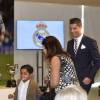 Cristiano Ronaldo son fils Cristiano Jr et sa mère Maria Dolores dos Santos Aveiro - Cristiano Ronaldo reçoit un prix devant ses coéquipiers après avoir égalé le plus grand nombre de buts sous le maillot du Real Madrid (323) le 2 octobre 2015 à Madrid.
