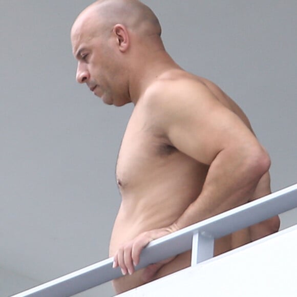 Vin Diesel torse nu et beaucoup moins athlétique qu'avant sur le balcon d'un hôtel à Miami le 6 octobre 2015