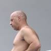 Vin Diesel torse nu et beaucoup moins athlétique qu'avant sur le balcon d'un hôtel à Miami le 6 octobre 2015