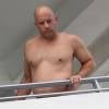 Vin Diesel torse nu et bedonnant sur le balcon d'un hôtel à Miami le 6 octobre 2015