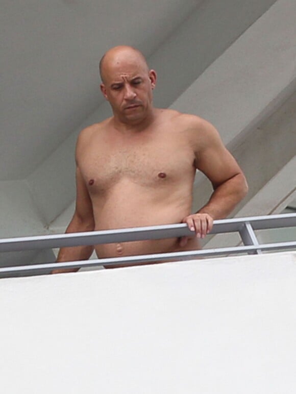 Vin Diesel torse nu et bedonnant sur le balcon d'un hôtel à Miami le 6 octobre 2015