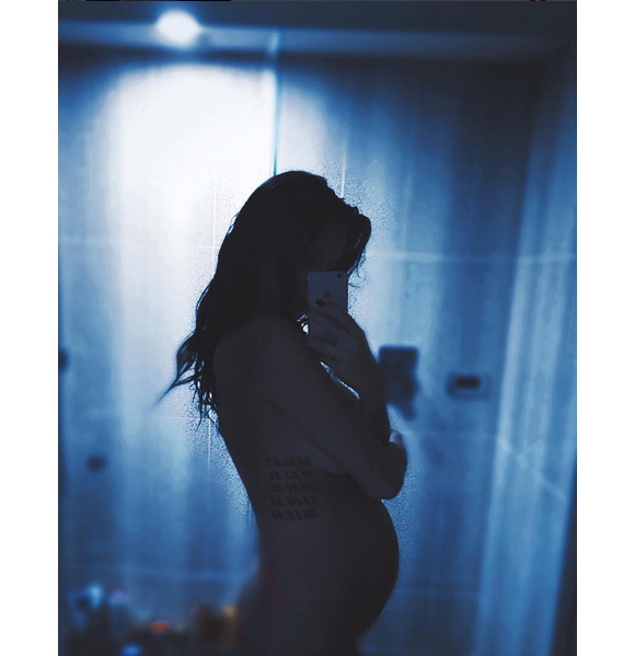 Jade Foret pose nue et enceinte sur fond bleu, le vendredi 9 octobre 2015. Enceinte d'un petit garçon ?