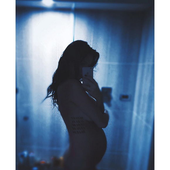 Jade Foret pose nue et enceinte sur fond bleu, le vendredi 9 octobre 2015. Enceinte d'un petit garçon ?