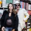 Frédéric Beigbeder et sa femme Lara Micheli (enceinte) - Lancement du livre "Le Caca's Club" de Frédéric Beigbeder, Guillaume Rappeneau et Christophe Tison à la librairie Assouline à Paris, le 9 octobre 2015.