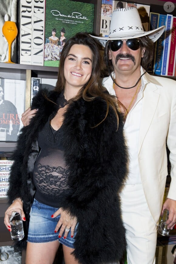 Frédéric Beigbeder et sa femme Lara Micheli (enceinte) - Lancement du livre "Le Caca's Club" de Frédéric Beigbeder, Guillaume Rappeneau et Christophe Tison à la librairie Assouline à Paris, le 9 octobre 2015.