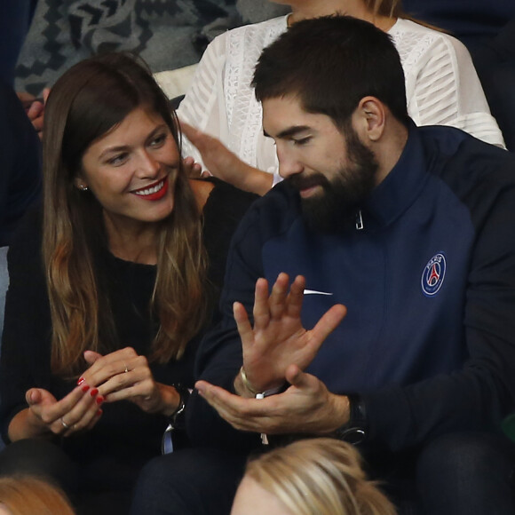 Nikola Karabatic et sa compagne Géraldine Pillet - People au match de football PSG-Bordeaux au Parc des Princes à Paris le 11 septembre 2015.