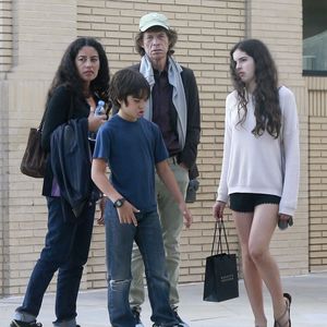 Exclusif - Mick Jagger est allé faire du shopping avec sa fille Karis, née de la liaison avec Marsha A. Hunt, et ses petits enfants chez Barneys New York à Beverly Hills. Le 17 mai 2015