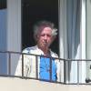 Exclusif - Keith Richards et sa femme Patti Hansen au balcon de leur hôtel à Los Angeles. Le guitariste des Rolling Stones s'apprête à démarrer les répétitions pour leur tournée américaine. Le 12 mai 2015