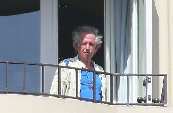 Exclusif - Keith Richards et sa femme Patti Hansen au balcon de leur hôtel à Los Angeles. Le guitariste des Rolling Stones s'apprête à démarrer les répétitions pour leur tournée américaine. Le 12 mai 2015