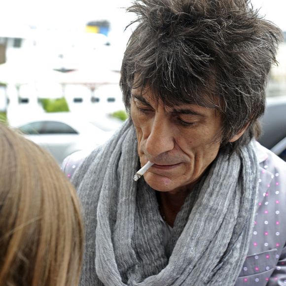 Ronnie Wood et sa femme Sally Humphreys à la sortie de la galerie d'art "Walmark" où sont exposées les oeuvres du célèbre guitariste des Rolling Stones à Stockholm, le 30 juin 2014.