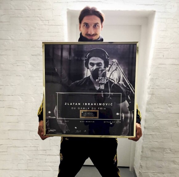 Zlatan Ibrahimovic et son disque d'or, reçu le 12 octobre 2015 pour les 3 millions d'écoutes de sa reprise de l'hymne national suédois, Du gamla, du fria