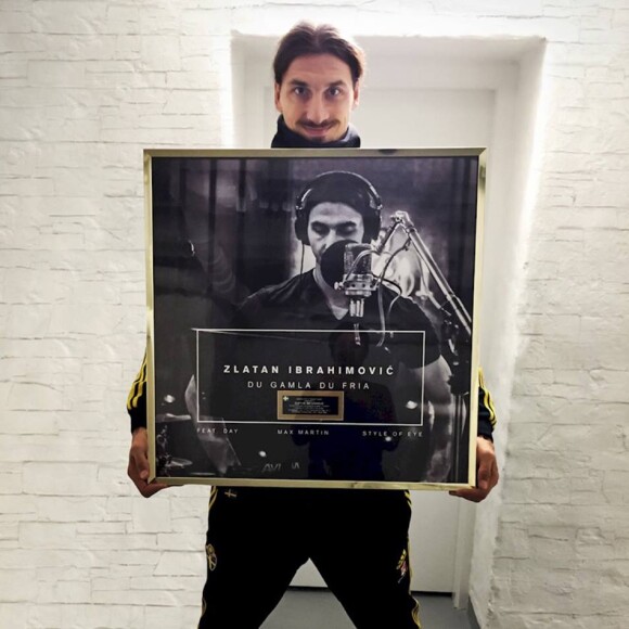 Zlatan Ibrahimovic et son disque d'or, reçu le 12 octobre 2015 pour les 3 millions d'écoutes de sa reprise de l'hymne national suédois, Du gamla, du fria